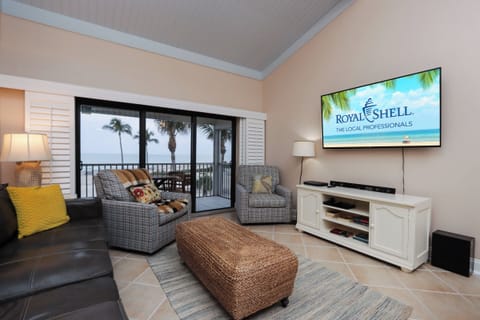 Living area with wall-mounted smartTV