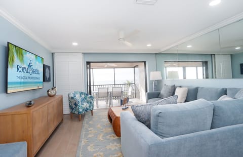 Living area with wall-mounted SmartTV