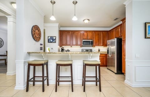 Kitchen and Breakfast Bar