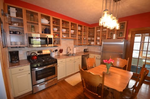 Fully stocked kitchen, stainless steel appliances & dishwasher