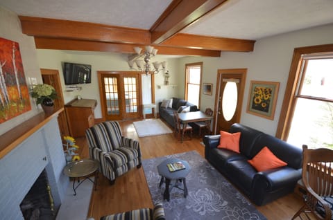 Living room with Cable TV