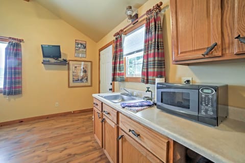 Kitchenette | Dishware/Flatware