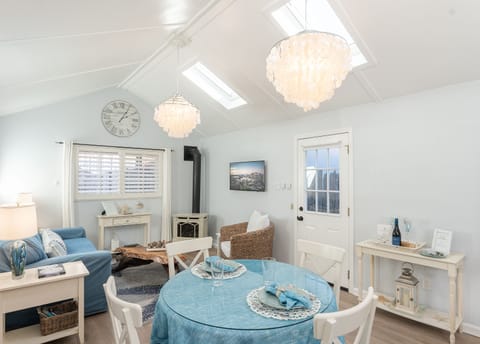 Welcome to "Seashell Guest Cottage". Beautifully Remodeled!