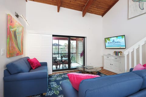 Living area with wall-mounted smartTV