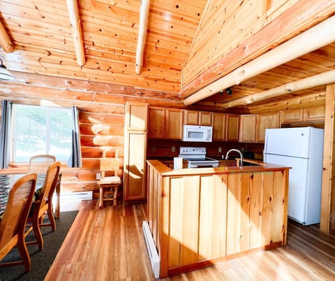 Full kitchen and dining area. - Full kitchen and dining area.