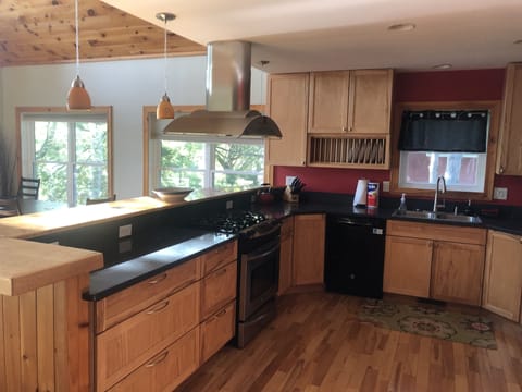 Full kitchen. - Full kitchen.