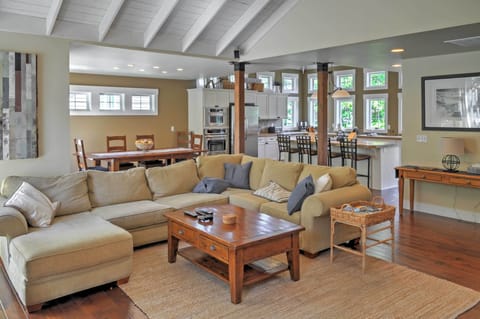 Living Room | Flat-Screen TV