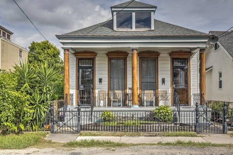 New Orleans Vacation Rental | 3BR | 1BA | Stairs Required | 840 Sq Ft