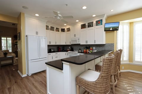 Kitchen with breakfast bar