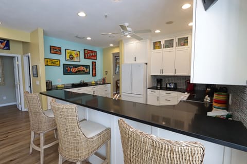 Kitchen with breakfast bar