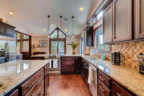 Gorgeous Granite, Hardwood, Fully Equipped...even Two Sinks!...Opens to Outdoor Dining/Hot Tub