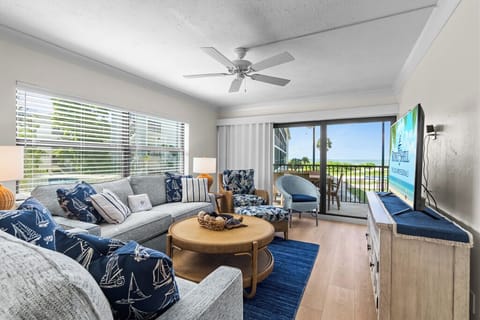 End unit, nice and bright living area