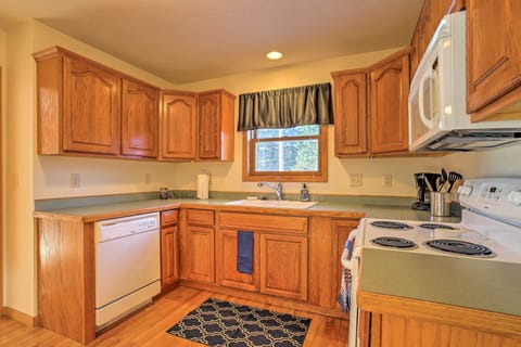 Kitchen | Cooking Basics | Coffee Maker | Paper Towels/Trash Bags Provided