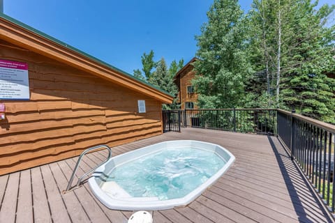 *FREE SKI RENTAL* 5 Minutes to Skiing, Hot Tub, On Free Shuttle Route, Modern Park City Ski Cabin House in Snyderville