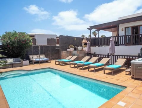 Villa Azure has 4 bedrooms, 3 bathroom, private heated pool, Pool Table, Air Conditioning and Hot Tub 
