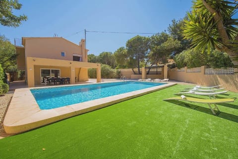 Angenehme Sommervilla mit privatem Pool in Moraira (Costa Blanca) für 14 Personen, mit sieben Schlafzimmern und vier Badezimmern, auf zwei unabhängige Etagen, welche durch Außentreppen verbunden sind.INNENAUSSTATTUNG: Diese Villa besteht aus dem ERDGESCHOSS, in dem sich ein Wohn-Esszimmer mit Zugang zur überdachten Terrasse und zum Pool befindet. Eine voll ausgestattete Küche mit Gasherd und Geschirrspüler. Drei Schlafzimmer, zwei davon mit je zwei Einzelbetten und eines mit einem Doppelbett. Auch gibt es zwei Badezimmer, eines mit Badewanne und das andere mit Dusche. Im OBERGESCHOSS gibt es ein Wohn-Esszimmer mit SAT TV/TDT, vier Schlafzimmer, zwei davon mit je zwei Einzelbetten und zwei mit je einem Doppelbett. Ein Badezimmer mit Badewanne und schließlich ein Badezimmer mit Dusche.AUSSENBEREICH: Großes Grundstück mit einem 10x5 Pool mit Metalltreppe und viel Platz um in den Liegen die Sonne zu geniessen. Es gibt auch einen überdachten Grill um Mahlzeiten im Freien einzunehmen und Parkplatz auf demselben Grundstück für vier Fahrzeuge.LAGE: Nur 900 m bis zum Sandstrand von Moraira und 700 m zu den nächsten Restaurants. Der nächste Supermarkt ist in 1,5 km erreichbar, ebenso das Stadtzentrum von Moraira. Calpe ist 13 km entfernt.BEMERKUNGEN: Es gibt kein Internet. Haustiere bis 12 kg sind gegen Aufpreis erlaubt.