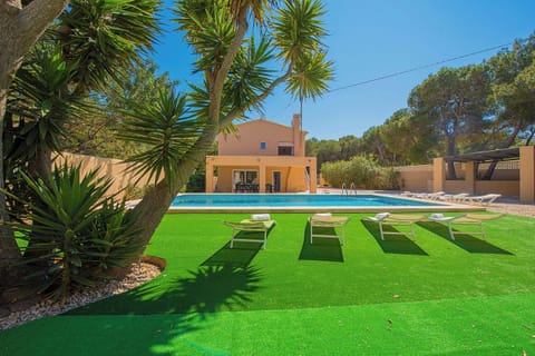 Angenehme Sommervilla mit privatem Pool in Moraira (Costa Blanca) für 14 Personen, mit sieben Schlafzimmern und vier Badezimmern, auf zwei unabhängige Etagen, welche durch Außentreppen verbunden sind.INNENAUSSTATTUNG: Diese Villa besteht aus dem ERDGESCHOSS, in dem sich ein Wohn-Esszimmer mit Zugang zur überdachten Terrasse und zum Pool befindet. Eine voll ausgestattete Küche mit Gasherd und Geschirrspüler. Drei Schlafzimmer, zwei davon mit je zwei Einzelbetten und eines mit einem Doppelbett. Auch gibt es zwei Badezimmer, eines mit Badewanne und das andere mit Dusche. Im OBERGESCHOSS gibt es ein Wohn-Esszimmer mit SAT TV/TDT, vier Schlafzimmer, zwei davon mit je zwei Einzelbetten und zwei mit je einem Doppelbett. Ein Badezimmer mit Badewanne und schließlich ein Badezimmer mit Dusche.AUSSENBEREICH: Großes Grundstück mit einem 10x5 Pool mit Metalltreppe und viel Platz um in den Liegen die Sonne zu geniessen. Es gibt auch einen überdachten Grill um Mahlzeiten im Freien einzunehmen und Parkplatz auf demselben Grundstück für vier Fahrzeuge.LAGE: Nur 900 m bis zum Sandstrand von Moraira und 700 m zu den nächsten Restaurants. Der nächste Supermarkt ist in 1,5 km erreichbar, ebenso das Stadtzentrum von Moraira. Calpe ist 13 km entfernt.BEMERKUNGEN: Es gibt kein Internet. Haustiere bis 12 kg sind gegen Aufpreis erlaubt.