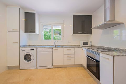 Angenehme Sommervilla mit privatem Pool in Moraira (Costa Blanca) für 14 Personen, mit sieben Schlafzimmern und vier Badezimmern, auf zwei unabhängige Etagen, welche durch Außentreppen verbunden sind.INNENAUSSTATTUNG: Diese Villa besteht aus dem ERDGESCHOSS, in dem sich ein Wohn-Esszimmer mit Zugang zur überdachten Terrasse und zum Pool befindet. Eine voll ausgestattete Küche mit Gasherd und Geschirrspüler. Drei Schlafzimmer, zwei davon mit je zwei Einzelbetten und eines mit einem Doppelbett. Auch gibt es zwei Badezimmer, eines mit Badewanne und das andere mit Dusche. Im OBERGESCHOSS gibt es ein Wohn-Esszimmer mit SAT TV/TDT, vier Schlafzimmer, zwei davon mit je zwei Einzelbetten und zwei mit je einem Doppelbett. Ein Badezimmer mit Badewanne und schließlich ein Badezimmer mit Dusche.AUSSENBEREICH: Großes Grundstück mit einem 10x5 Pool mit Metalltreppe und viel Platz um in den Liegen die Sonne zu geniessen. Es gibt auch einen überdachten Grill um Mahlzeiten im Freien einzunehmen und Parkplatz auf demselben Grundstück für vier Fahrzeuge.LAGE: Nur 900 m bis zum Sandstrand von Moraira und 700 m zu den nächsten Restaurants. Der nächste Supermarkt ist in 1,5 km erreichbar, ebenso das Stadtzentrum von Moraira. Calpe ist 13 km entfernt.BEMERKUNGEN: Es gibt kein Internet. Haustiere bis 12 kg sind gegen Aufpreis erlaubt.