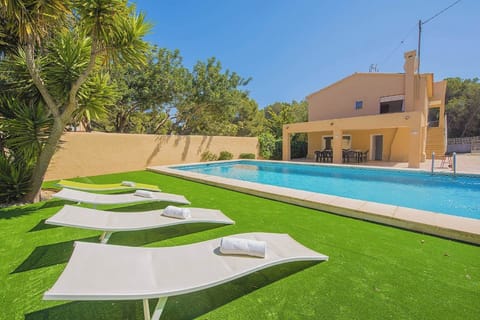 Angenehme Sommervilla mit privatem Pool in Moraira (Costa Blanca) für 14 Personen, mit sieben Schlafzimmern und vier Badezimmern, auf zwei unabhängige Etagen, welche durch Außentreppen verbunden sind.INNENAUSSTATTUNG: Diese Villa besteht aus dem ERDGESCHOSS, in dem sich ein Wohn-Esszimmer mit Zugang zur überdachten Terrasse und zum Pool befindet. Eine voll ausgestattete Küche mit Gasherd und Geschirrspüler. Drei Schlafzimmer, zwei davon mit je zwei Einzelbetten und eines mit einem Doppelbett. Auch gibt es zwei Badezimmer, eines mit Badewanne und das andere mit Dusche. Im OBERGESCHOSS gibt es ein Wohn-Esszimmer mit SAT TV/TDT, vier Schlafzimmer, zwei davon mit je zwei Einzelbetten und zwei mit je einem Doppelbett. Ein Badezimmer mit Badewanne und schließlich ein Badezimmer mit Dusche.AUSSENBEREICH: Großes Grundstück mit einem 10x5 Pool mit Metalltreppe und viel Platz um in den Liegen die Sonne zu geniessen. Es gibt auch einen überdachten Grill um Mahlzeiten im Freien einzunehmen und Parkplatz auf demselben Grundstück für vier Fahrzeuge.LAGE: Nur 900 m bis zum Sandstrand von Moraira und 700 m zu den nächsten Restaurants. Der nächste Supermarkt ist in 1,5 km erreichbar, ebenso das Stadtzentrum von Moraira. Calpe ist 13 km entfernt.BEMERKUNGEN: Es gibt kein Internet. Haustiere bis 12 kg sind gegen Aufpreis erlaubt.