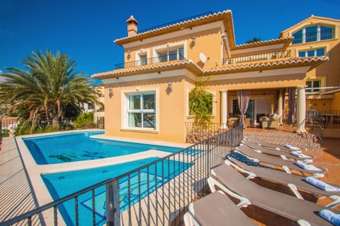 Beautiful villa with private pool located in Calpe (Costa Blanca) for 10 people with five bedrooms and two bathrooms.INTERIOR: The villa is divided into three floors separated by internal stairs. The MAIN FLOOR is distributed in two bedrooms; one with two single beds and the other with a double bed. It has a bathroom with shower, which is accessed through the two bedrooms. From a double bedroom on this floor, a bedroom with a double bed is accessed by stairs. The GROUND FLOOR consists of a spacious living room and a fully equipped kitchen. Two rooms with two single beds each and a bathroom with separate shower.EXTERIOR: Exceptional rectangular pool, fenced for the safety of children. Splendid covered barbecue and a chill-out area where you can relax.DISTANCES: A short 750 m walk will take you to one of the best sandy coves in Calpe. Restaurant also in Cala Puerto Blanco. The center of Calpe and supermarket is 1.2 km away.OBSERVATIONS: Free Wifi. Pets with a weight of less than 12 kg can be accommodated with a supplement.