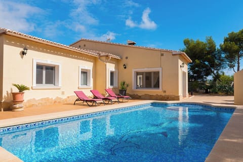 Pleasant summer villa with private pool located in Calpe (Costa Blanca) for 6 people with three bedrooms and two bathrooms located on one floor. The villa is equipped with air conditioning in the living room and bedrooms.INTERNAL: This beautiful villa consists of two living rooms, a living room for relaxation with Sat / DTT TV and a dining room where you can appreciate the views of the pool. The kitchen is fully equipped with 2 gas and 2 electric fires. There are two bedrooms with a double bed each and a bedroom with two single beds. Two bathrooms with bathtub each. It also has a washing machine room.EXTERNAL: A wooden pergola stands out that houses a built-in barbecue overlooking the Ifach Rock apart from the 8x4 pool to enjoy the hot days. The villa also has a fully fenced plot and has parking for two vehicles.LOCATION: A privileged urbanization called "Los Almendros" given the tranquility of the area and its proximity to beaches and services. A short distance of 1.2 km will allow you to access the sandy beach and only 600 m to the nearest supermarket.OBSERVATIONS: Free Wifi. Pets are allowed up to 12 kg with supplement.