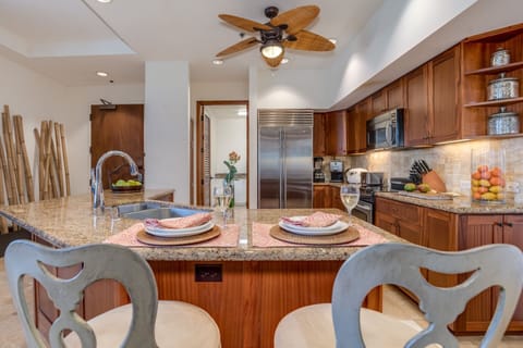 Full Kitchen with Counter Seating