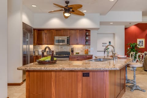 Spacious Full Kitchen