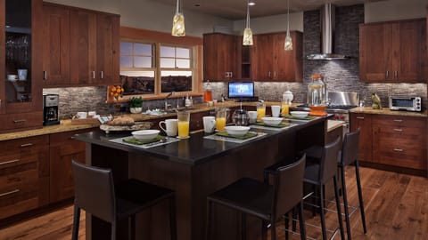 Sunshine Peak gourmet kitchen