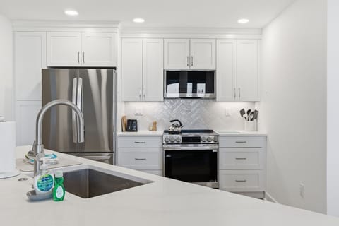 1905 South Beach Club - Brand new kitchen Dec 2025 with all new appliances