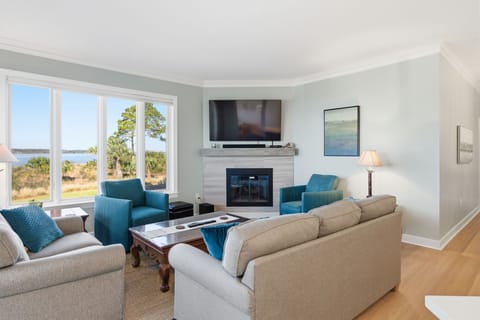 1905 South Beach Club - Living Area