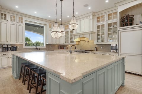 5 O'Clock Somewhere - Crystal Beach - Kitchen