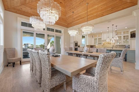 5 O'Clock Somewhere - Crystal Beach - Dining Space