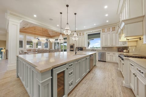 5 O'Clock Somewhere - Crystal Beach - Kitchen