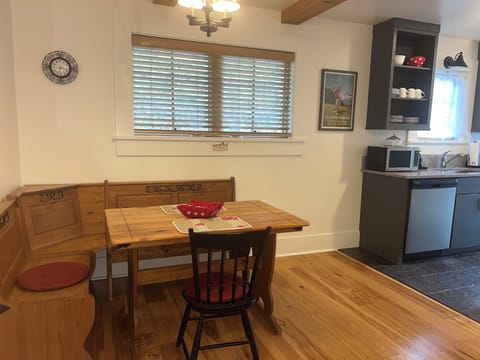 Dining banquet for 4.
