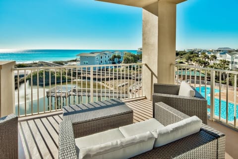 San Remo 402 all new balcony furniture - Your Friend at the Beach has put all new balcony furniture on San Remo 402's spacious balcony. Cushioned conversation area perfect for sunsets and sunrises.