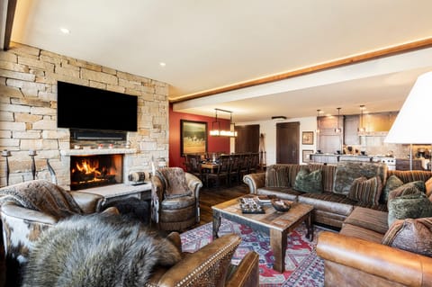Spacious Living Room with Cozy Mountain Furnishings, a Warm Fireplace, Private Deck and Stunning Views!