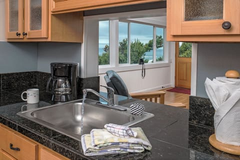 Kitchen sink - Kitchen has a pass through window to living room