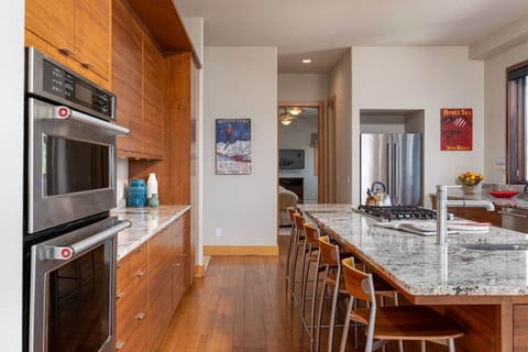 Seating for five at the breakfast bar