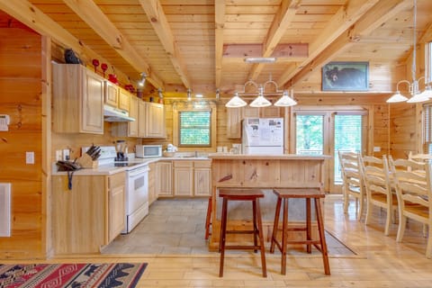 Breakfast Bar and Kitchen