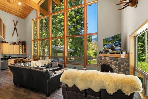 River Rocks Lodge. - Fantastic great room with a gas fireplace and 75" smart TV.