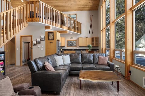 River Rocks Lodge: - Loft above the great room.