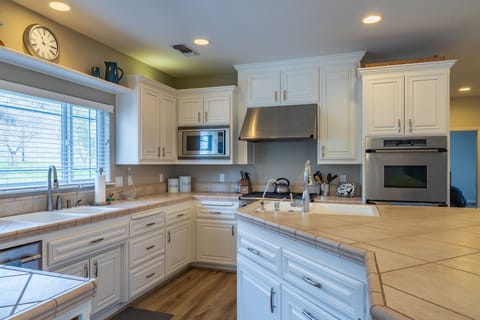 Kitchen - Large Kitchen with plenty of cooking space