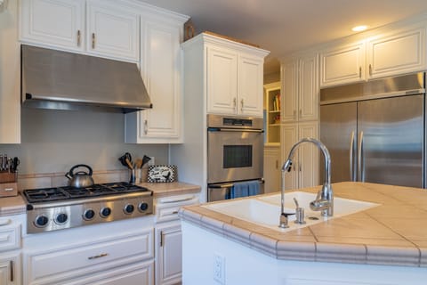 Kitchen - Stainless steel appliances in gorgeous kitchen
