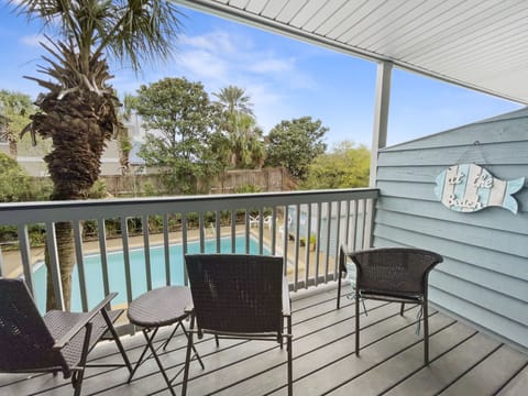 Inlet Sands 204 | Outdoor Sitting Area