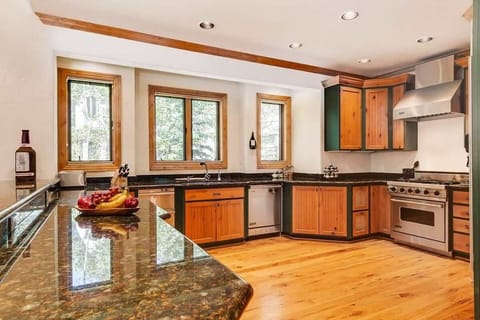 Kitchen: Viking appliances, combo convection oven/microwave oven, blender, Keurig coffee maker, kettle, 4-slice toaster, Crockpot, instant boiling water tap