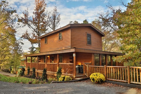 Gorgeous Skinny Dippin - Reserve this amazing log cabin in Pigeon Forge today! No mountain roads, no far distance to the Parkway, no problem! Amazing game room, wifi internet, private pool, private hot tub, premium bedding & furniture make this the perfect Tennessee cabin!