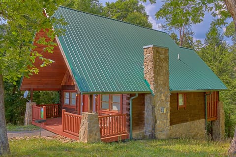 Fabulous Log Home in the Smokies - Stay in luxury at "Hidden Romance!" Beautiful cabin just miles from attractions, restaurants, & shows in Pigeon Forge