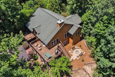 Welcome to Moose Tracks!  Come relax at this Mountain Cabin retreat in Rumbling Bald on Lake Lure.