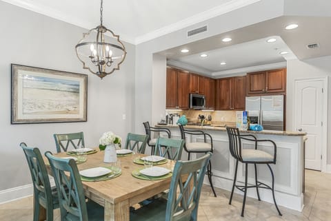 Dining Room - Extra seating at the breakfast bar