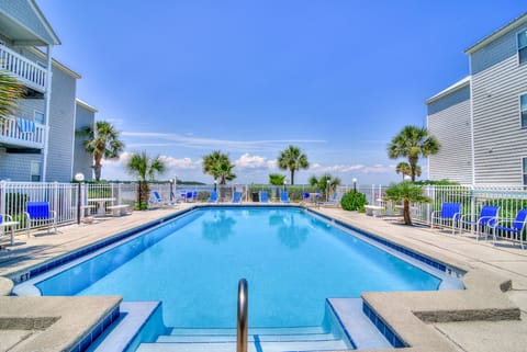 Lovely pool - Hermitage by the Bay